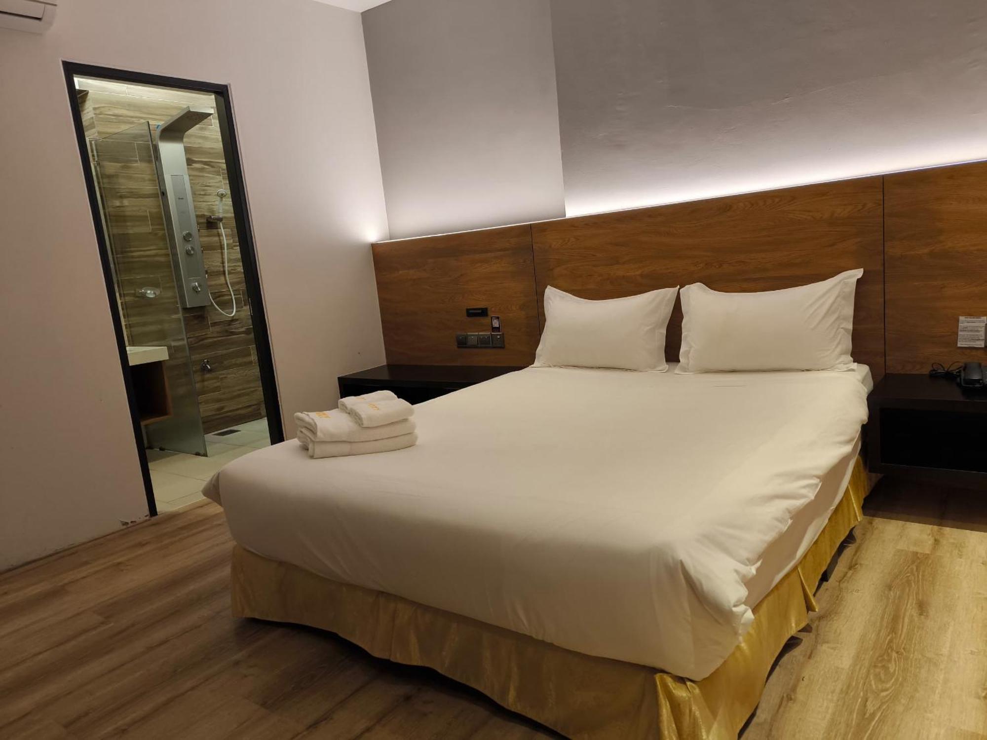 Roxy Hotel Padungan Кучинг Екстериор снимка