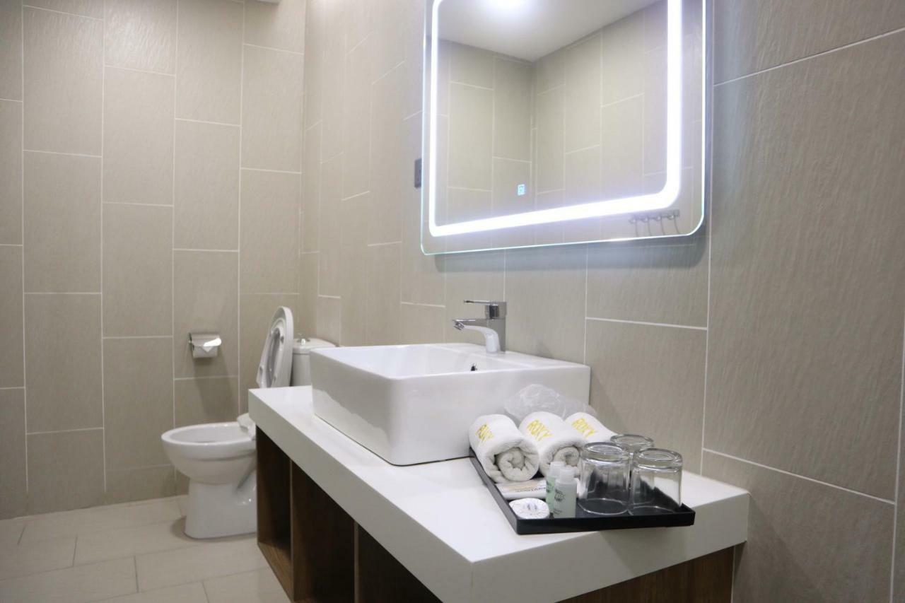 Roxy Hotel Padungan Кучинг Екстериор снимка