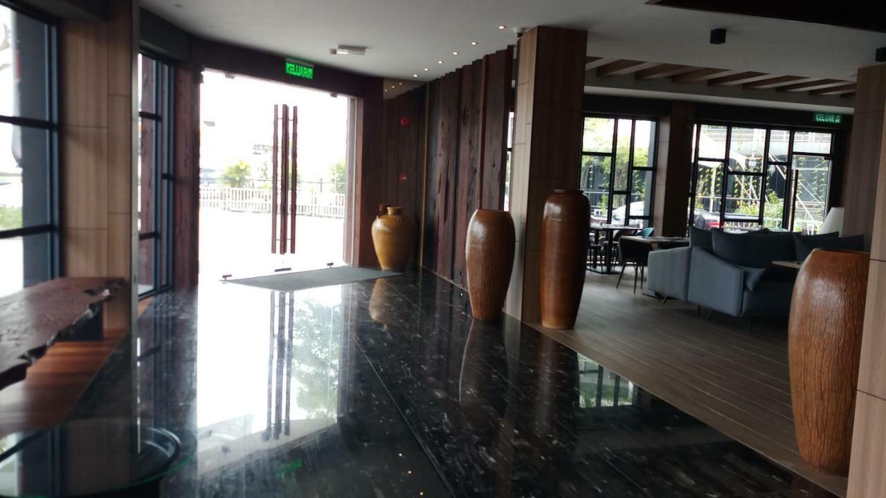 Roxy Hotel Padungan Кучинг Екстериор снимка