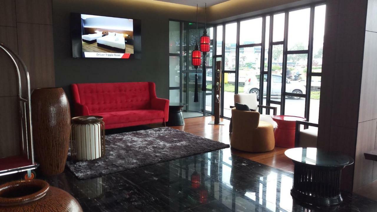 Roxy Hotel Padungan Кучинг Екстериор снимка