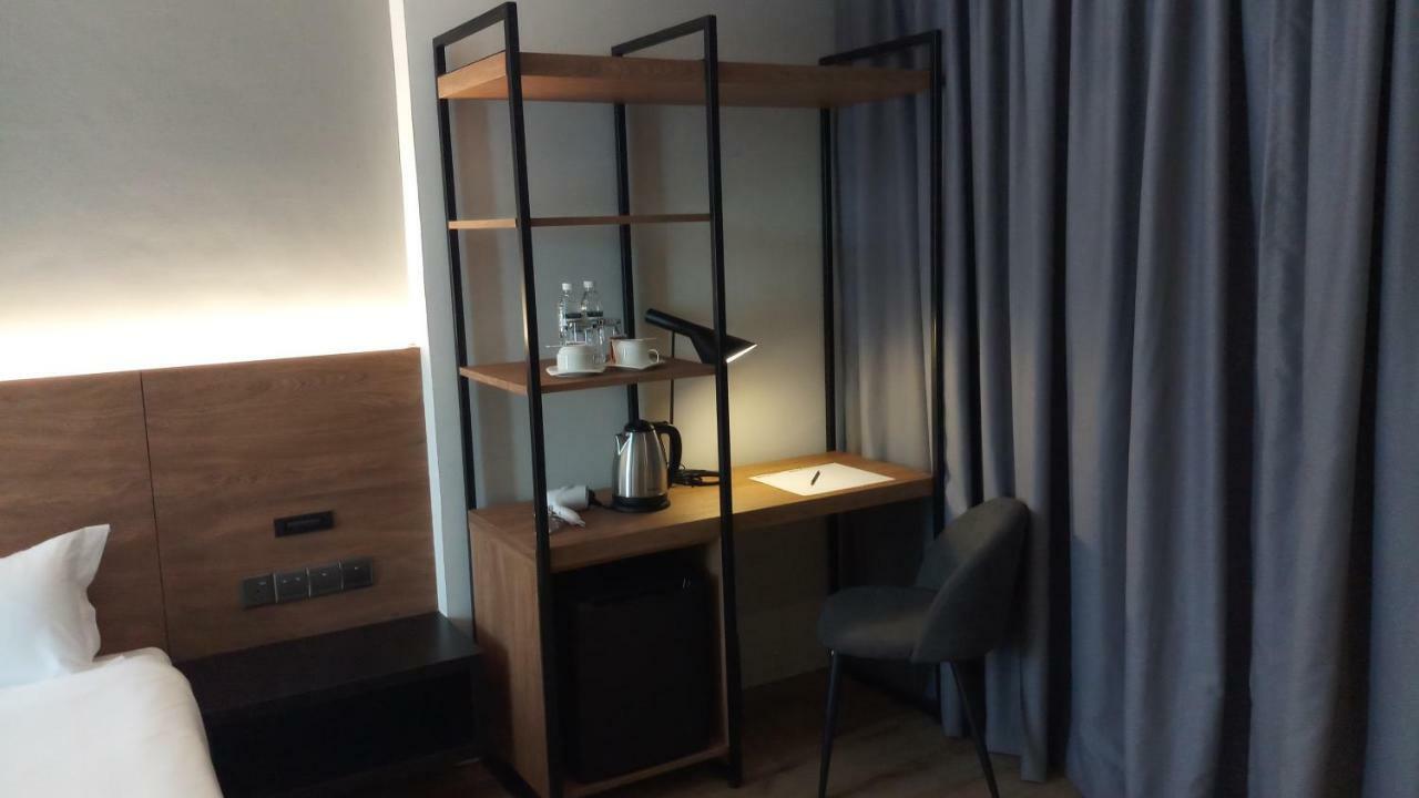 Roxy Hotel Padungan Кучинг Екстериор снимка