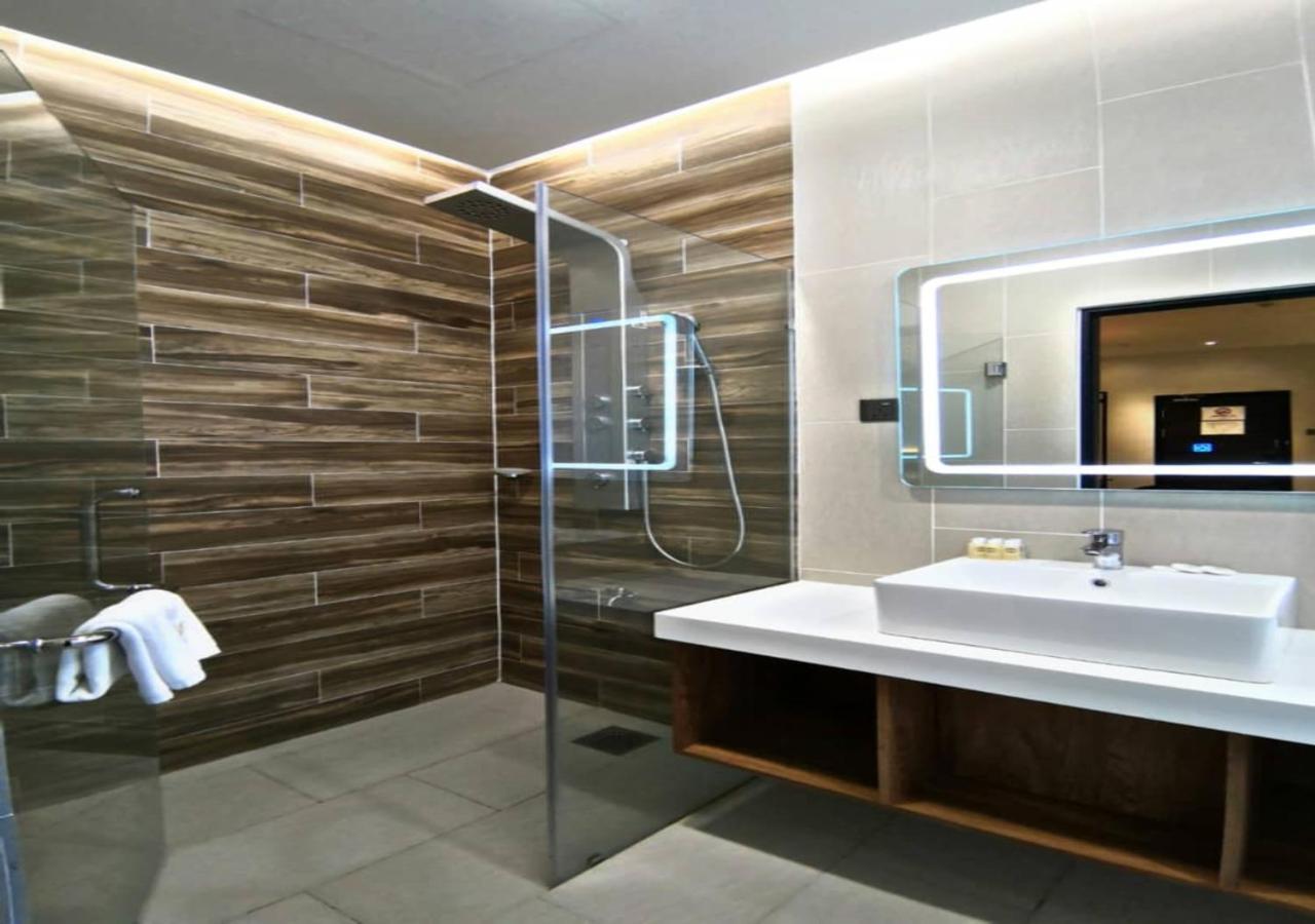 Roxy Hotel Padungan Кучинг Екстериор снимка