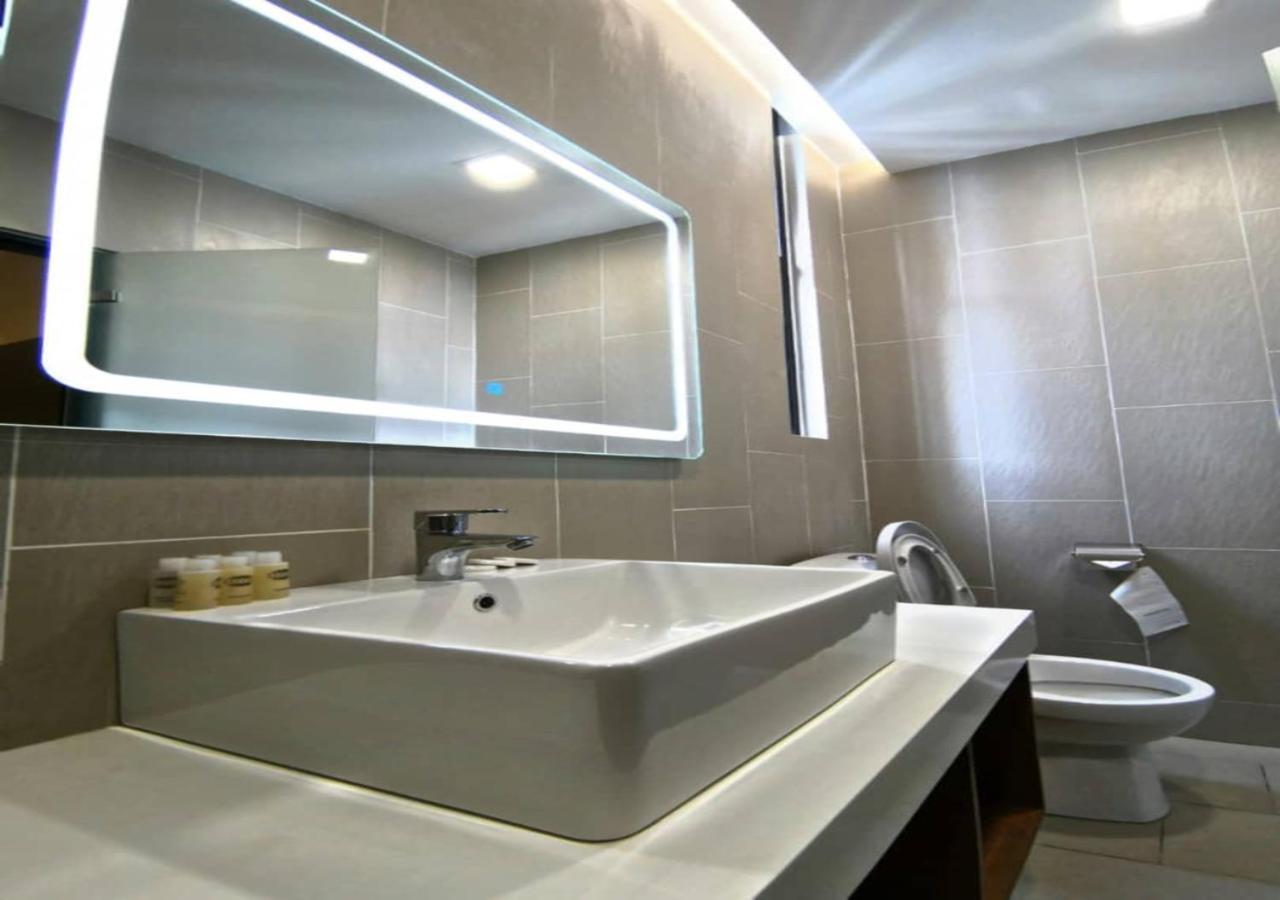 Roxy Hotel Padungan Кучинг Екстериор снимка